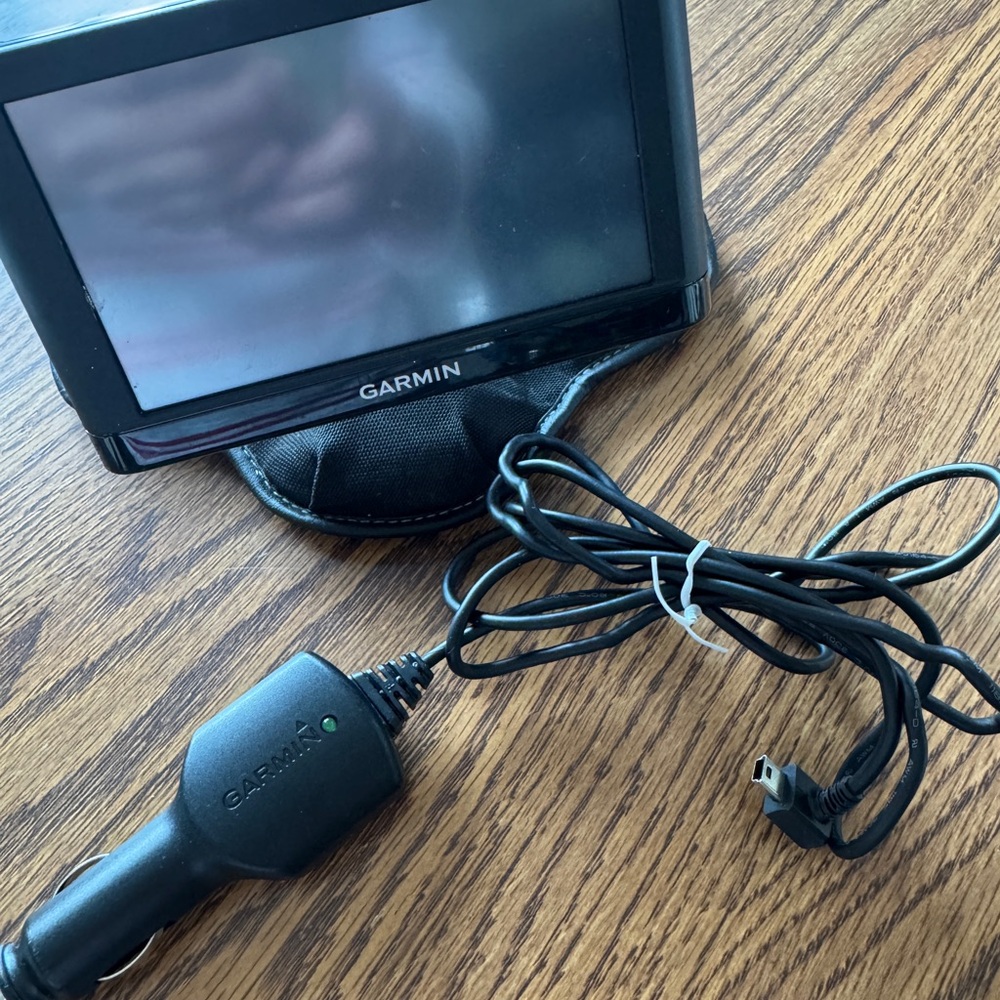 Garmin Portable GPS 145-01615-10 Navigator in Black with Car Charger and Mount